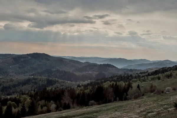 Resimli Karpat Dağları 'nın panoramik manzarası. Orman yamaçları, dağ sıraları ve zirveleri var. Dağlarda tatiller. Karpatlar 'daki dağdan el yazısıyla yazılmış taşa bak. — Stok fotoğraf
