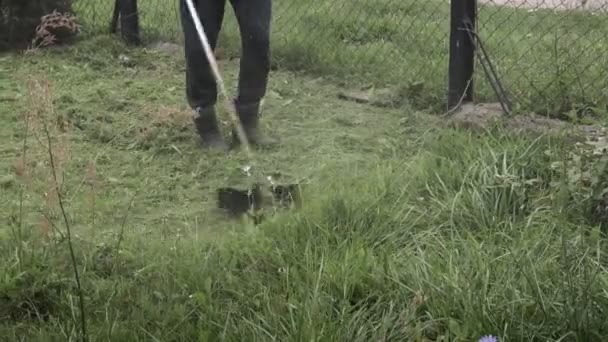 Κοντά χλοοκοπτική μηχανή που κουρεύει γρασίδι στον κήπο — Αρχείο Βίντεο