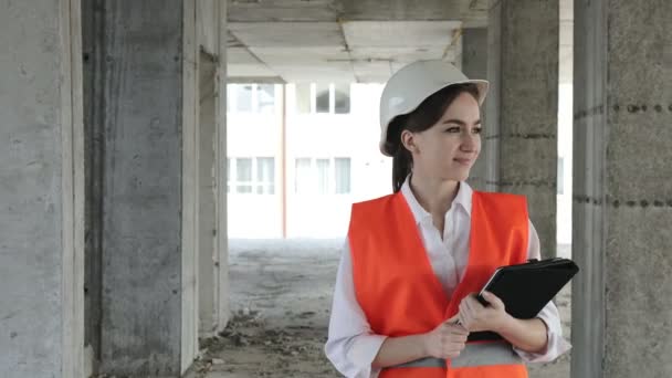 Koncepcja Budowlana Inżyniera Lub Architekta Pracującego Placu Budowy Kobieta Tabletem — Wideo stockowe