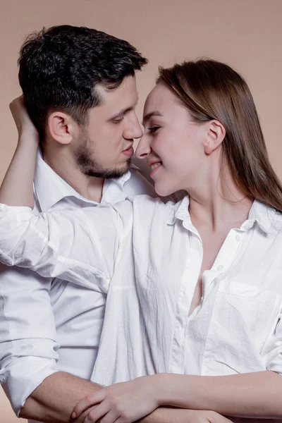 Casal Apaixonado Olhando Para Outro Com Amor Sorrindo Fundo Marrom — Fotografia de Stock