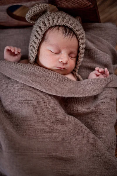 Νεογνό Μωρό Όμορφο Βρέφος Βρίσκεται Καφέ Γούνα Κουβέρτα Φόντο Ξύλου — Φωτογραφία Αρχείου