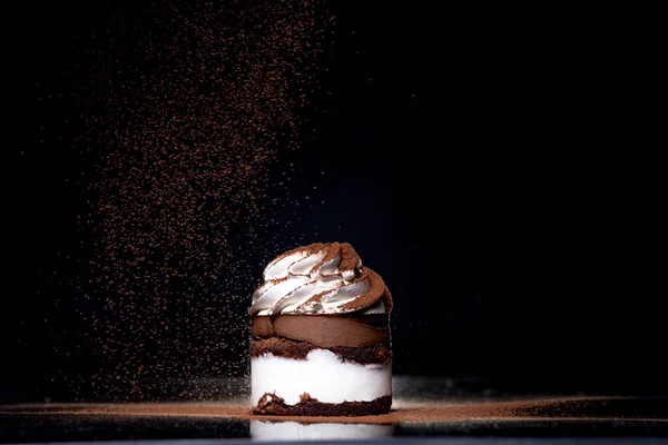 Вид Збоку Свіжий Запечений Шоколадний Торт Посипаний Какао Стільниці Темним — стокове фото