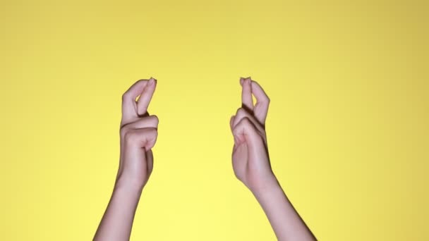 Vrouw Handen Houden Vingers Gekruist Wachten Een Speciaal Moment Maken — Stockvideo