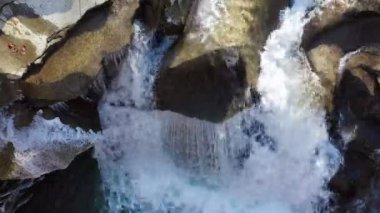 Vahşi Dağ Nehri, Berrak Nehir 'i kapatın. Taştan kayaların aktığı Gevezelik Deresi 'nin detaylı görüntüsü. Swift Sulama Suyu 'nda Rock Rapid. Ukrayna, Karpatyalı. Görüntü 4K 'da çekildi.