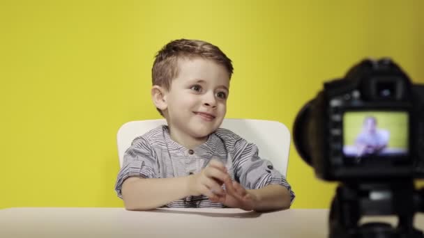 Kid Blogger Filmando Vídeo Cámara Trabajando Con Portátil Casa Aprendizaje — Vídeos de Stock