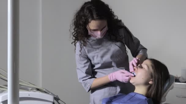 Ortodoncista Usando Bandeja Impresión Dental Dientes Mujer Espátula Dental Con — Vídeos de Stock