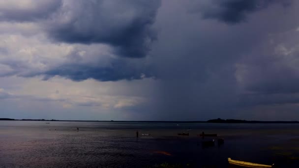 Ludzie Zaangażowani Paddle Boarding Dużym Jeziorze Tle Deszczu Upływ Czasu — Wideo stockowe