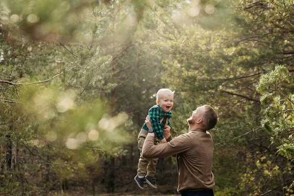 Pai Anda Brincar Com Filho Pai Atira Filho Pai Está — Fotografia de Stock