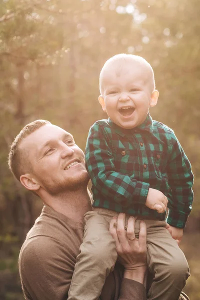 Papá Está Tonteando Con Hijo Papá Lanza Hijo Aire Padre —  Fotos de Stock