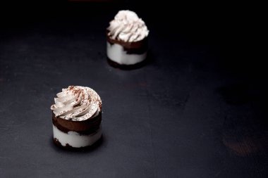 Çikolatalı mini kek ve siyah arka planda çikolata ganash..
