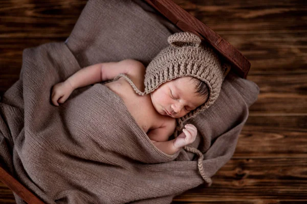 Νεογνό Μωρό Όμορφο Βρέφος Βρίσκεται Καφέ Γούνα Κουβέρτα Φόντο Ξύλου — Φωτογραφία Αρχείου