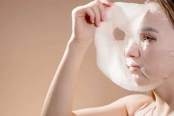 Donna Applicare Togliere Bianco Maschera Cosmetica Tessuto Facciale — Foto Stock