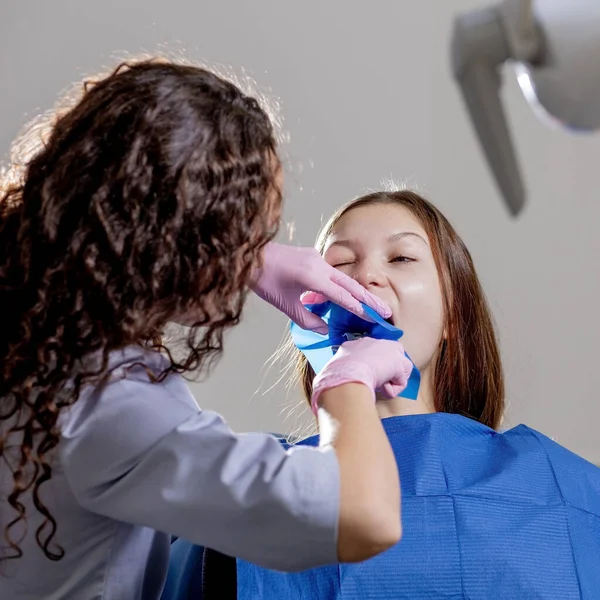 Primo Piano Ritratto Una Paziente Visita Dal Dentista Sbiancamento Dei — Foto Stock