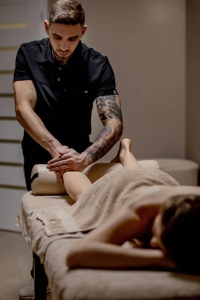 Jovem Mulher Com Pés Massagem Salão Beleza Vista Perto — Fotografia de Stock