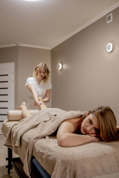 Jonge Vrouw Met Voeten Massage Schoonheidssalon Close Uitzicht — Stockfoto