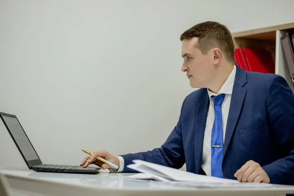 Jonge Zakenman Thuis Met Laptop Papieren Bureau — Stockfoto