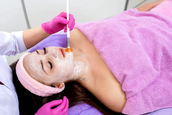 Mascarilla Descamación Facial Tratamiento Belleza Spa Cuidado Piel Mujer Recibiendo —  Fotos de Stock