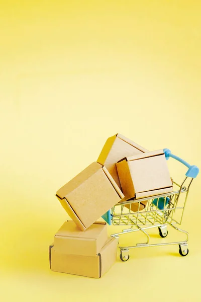 Sarı Arka Planda Alışveriş Arabasında Kağıt Alışveriş Torbaları Online Alışveriş — Stok fotoğraf