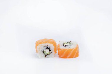 Philadelphia suşisi, beyaz arka planda iki rulo izole edilmiş..