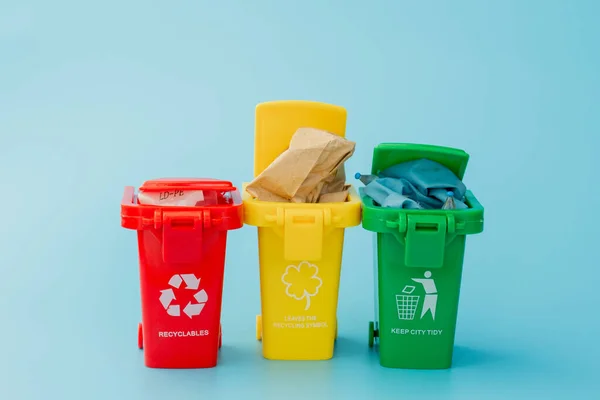 Papeleras Reciclaje Amarillas Verdes Rojas Con Símbolo Reciclaje Sobre Fondo — Foto de Stock