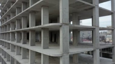 Mavi gökyüzü arka planında inşaat halindeki yüksek monolitik apartmanlı şehir yerleşim alanının havadan görünüşü.