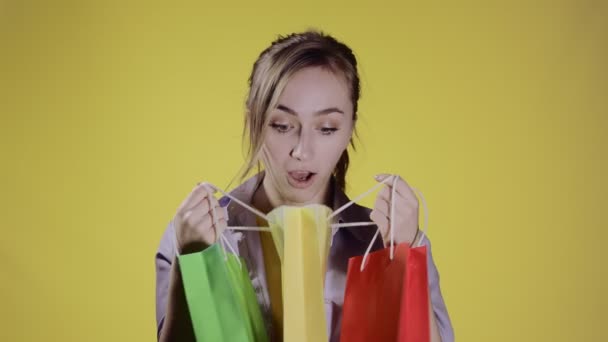 Chica Joven Mirando Bolsas Paquete Con Compras Después Comprar Estudio — Vídeos de Stock