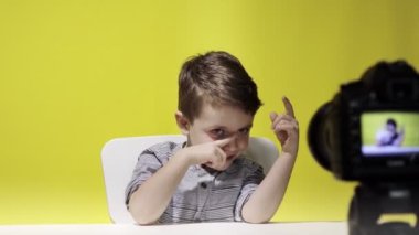 Çocuk blogcu video bloğunu evde kaydediyor. Çocuk video blogunu kaydediyor. Küçük vlogger kamera kullanarak çevrimiçi yayın yapıyor.