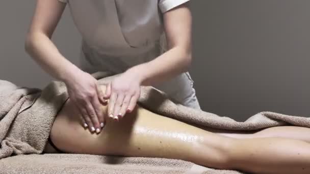 Piękna Młoda Kobieta Salonie Spa Terapii Antycellulitowej Masażu Miodem Spalania — Wideo stockowe
