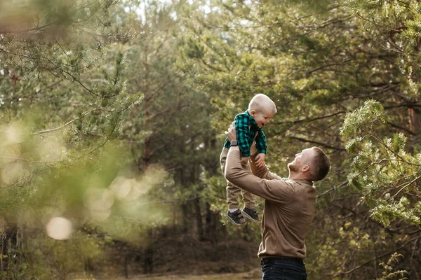 Papá Está Tonteando Con Hijo Papá Lanza Hijo Aire Padre —  Fotos de Stock