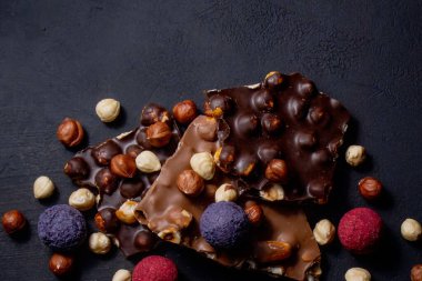 Çikolata, ezilmiş çikolata ve fındık parçaları. Çikolatalı Praline tatlılar. Boşluğu kopyala.