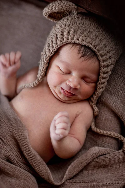 新生児 美しい幼児茶色の毛皮の毛布の木の背景にある 10日間の少女はベッドで寝ている スペースのコピー — ストック写真