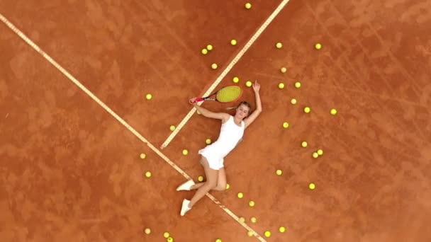 Ritratto Ragazza Sorridente Che Rilassa Sul Campo Tennis Con Sacco — Video Stock