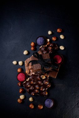 Çikolata, ezilmiş çikolata ve fındık parçaları. Çikolatalı Praline tatlılar..