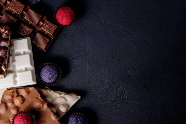 Çikolata arkaplanı. Çikolata. Beyaz, siyah ve sütlü çikolataların karışımı. Çikolatalı Praline tatlılar..