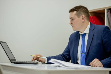 İşyerindeki avukat başarı tasması yönetici noter broker avukat şirket kavramı. Yoğunlaştırılmış yakışıklı, dalgın, zeki, emlakçı iş yerinde ağ defteri kullanarak işe alım yapıyor..