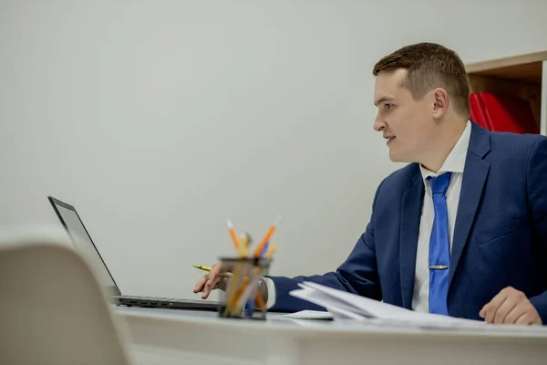 Evde Dizüstü Bilgisayar Kağıtlarla Çalışan Genç Bir Adamı — Stok fotoğraf