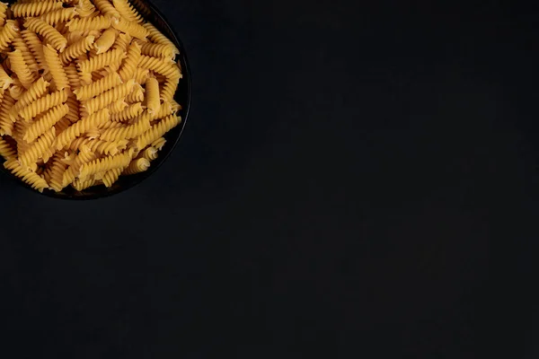 Fusilli Pasta Auf Schwarzem Hintergrund Kochkonzept Draufsicht Mit Kopierraum — Stockfoto