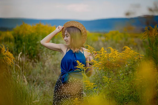 야생화 밭에서 여성들은 공간을 매혹적 브루넷은 스타일적 계곡에서 모자를 지역에 — 스톡 사진