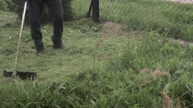 Bahçedeki çimleri biçen çim biçme makinesini kapat