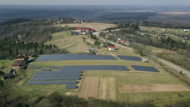 Solarkraftwerk Auf Der Grünen Wiese Einem Sonnigen Tag Luftaufnahme Sonnenkollektoren — Stockvideo