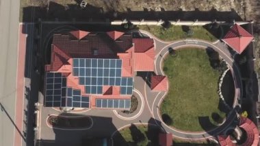 Mavi panelli, yeni, modern bir ev kulübesinin havadan görünüşü. Yenilenebilir ekolojik yeşil enerji üretim kavramı.