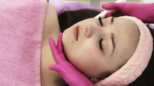 Ultraschall Kratzen Junge Frau Erhält Ultraschall Kavitation Gesichtspeeling Reinigung Kosmetologie — Stockvideo
