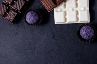 Sütlü çikolata, beyaz çikolata ve fındıklı siyah çikolata..