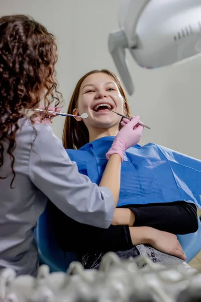 Bella Giovane Donna Che Esame Dei Denti Nello Studio Dentistico — Foto Stock