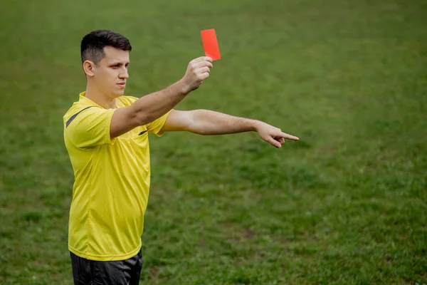 Árbitro Fútbol Enojado Mostrando Una Tarjeta Roja Señalando Con Mano —  Fotos de Stock