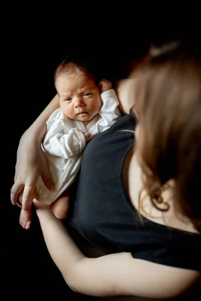 Primer Plano Retrato Hermosa Madre Joven Con Bebé Recién Nacido —  Fotos de Stock