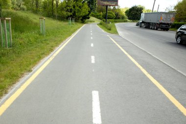 Şehirdeki bisiklet yolu üzerindeki bisiklet tabelaları..