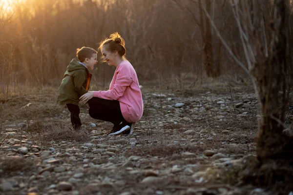 Schöne Mutter Spielt Mit Ihrem Sohn Der Natur Gegen Sonnenuntergang — Stockfoto