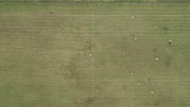 Vista Aérea Arriba Hacia Abajo Del Campo Fútbol Dos Equipos — Vídeos de Stock