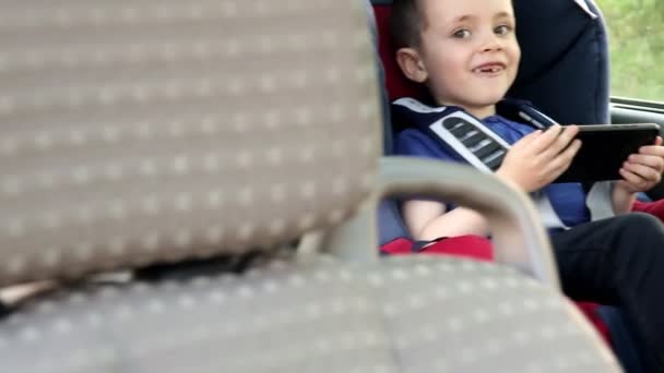 Niño Sentado Asiento Coche Viendo Una Caricatura Teléfono Seguridad Del — Vídeos de Stock